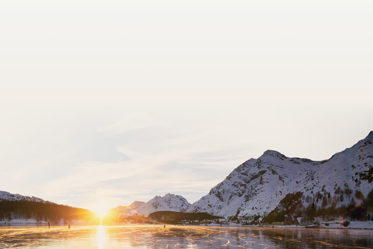 Lac de montagne gelé au lever du soleil